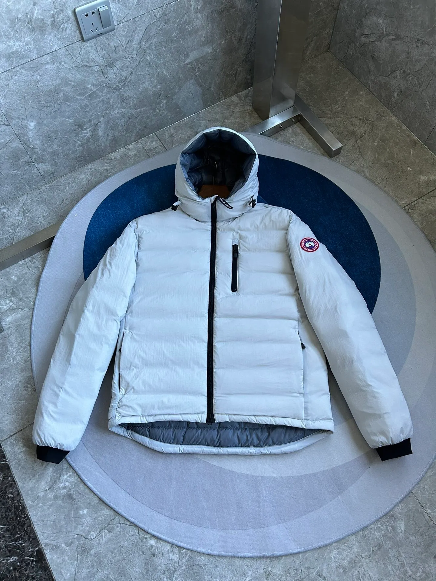 P880 official website CANADA GOOSE thin and light model. It is super lightweight and has no weight-bearing feeling on the upper body! It also shows your temperament!! The Canadian brand Canada Goose has always been recognized as the warmest down jacket. Various Instagram celebrities, Internet celebrities, and celebrities often wear it for street photos. I make Canada Goose every year, but I still can’t get rid of my love for it. No matter how cold the winter is, there is no need to be afraid. It is the legendary warmest down jacket and is known as a must-have for arctic outdoor sports! The most popular down jacket in the world, major celebrities are rushing to buy it, and it is a must-have for everyone! Size: S-2xl Color: black gray